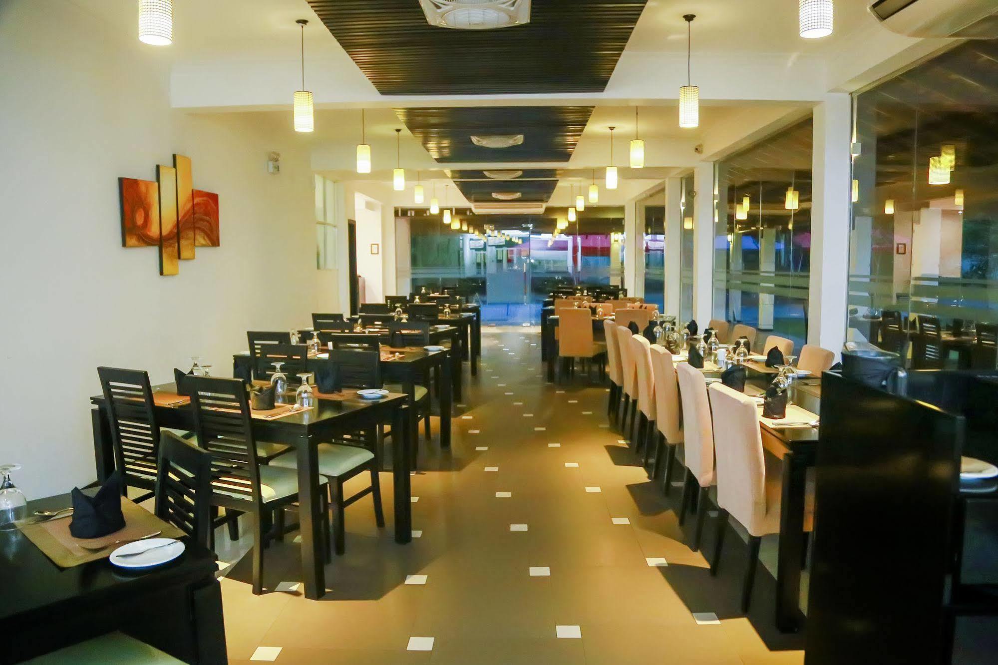 גמפהה The Covanro Airport Hotel - Katunayake מראה חיצוני תמונה